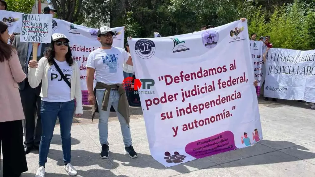 Manifestantes en Puebla contra la Reforma al Poder Judicial.