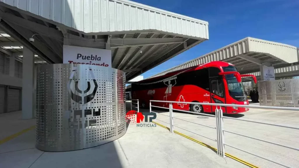 Autobús ADO saliendo de CAPU Sur, Puebla.