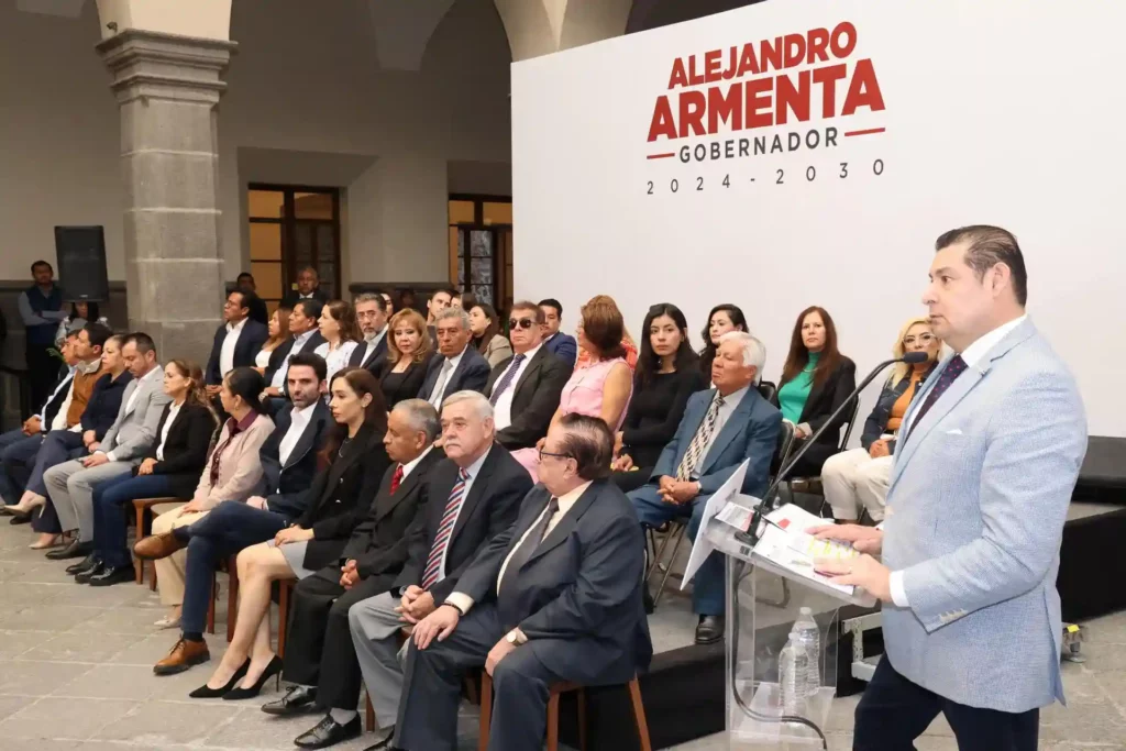 Alejandro Armenta en rueda de prensa anunciando creación de secretarías.