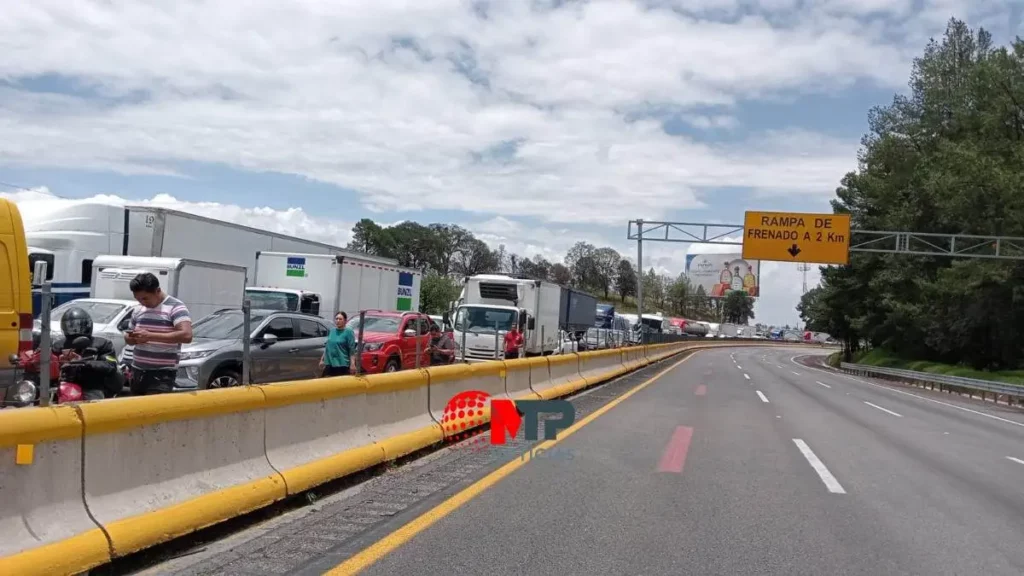 Ejidatarios bloquean ambos sentidos de la México-Puebla: exigen pago de tierras