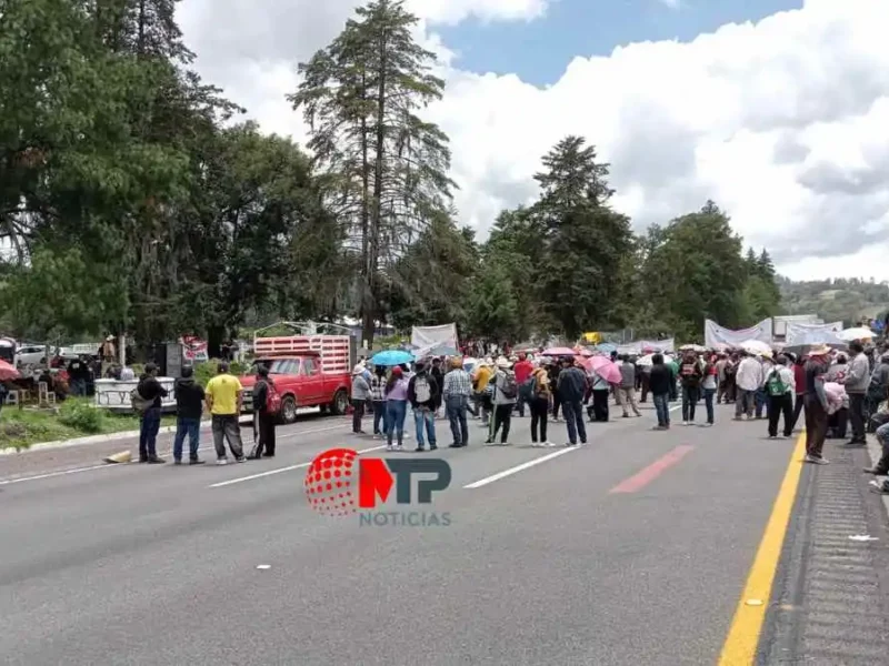 Ejidatarios bloquean ambos sentidos de la México-Puebla: exigen pago de tierras