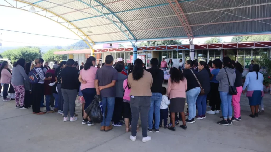 Entrega de mochilas a preescolar localidad de Tzinacantepec