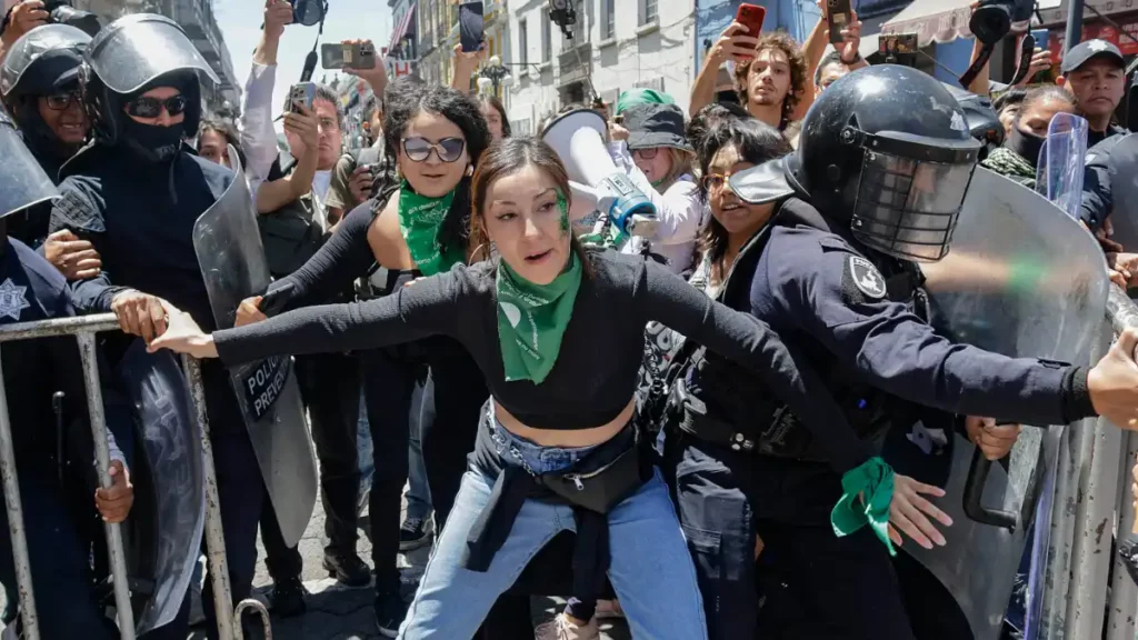 ¡Histórico! Entre granaderos y protestas despenalizan el aborto en Puebla (VIDEOS)