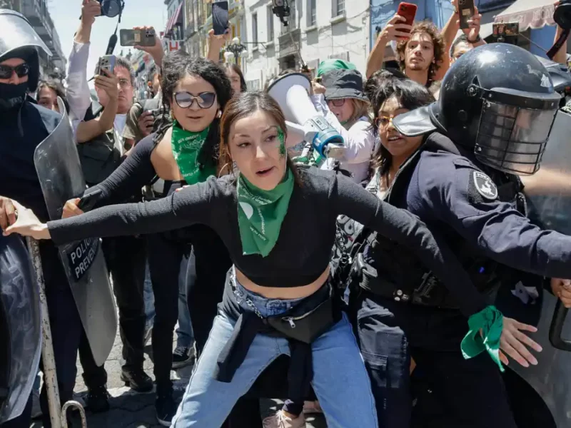 ¡Histórico! Entre granaderos y protestas despenalizan el aborto en Puebla (VIDEOS)