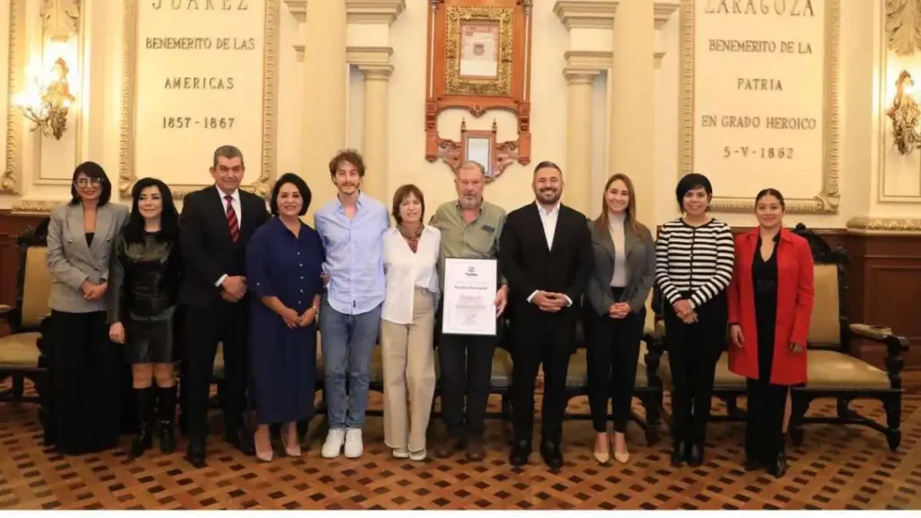 ‘Fito’ Strauch en el Cabildo del Ayuntamiento de Puebla con el edil Adán Domínguez