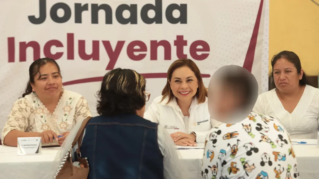 Gaby Bonilla atendiendo a la población en Tepexi de Rodríguez