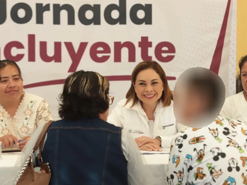 Gaby Bonilla atendiendo a la población en Tepexi de Rodríguez