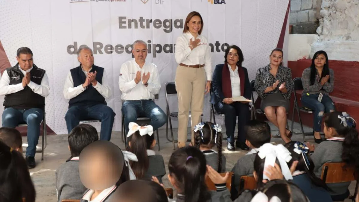 Gaby Bonilla en entrega de artículos para desayunadores en Puebla capital