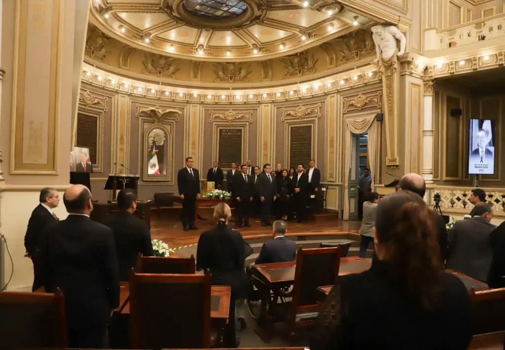 Diputados en Congreso de Puebla durante homenaje póstumo a Carlos Navarro.