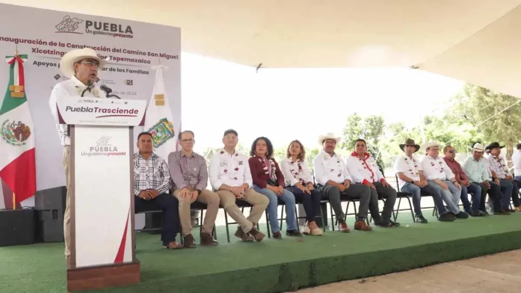 Con 9.8 MDP inaugura Sergio Salomón carretera San Felipe Tepemaxalco – San Miguel Xicotzingo