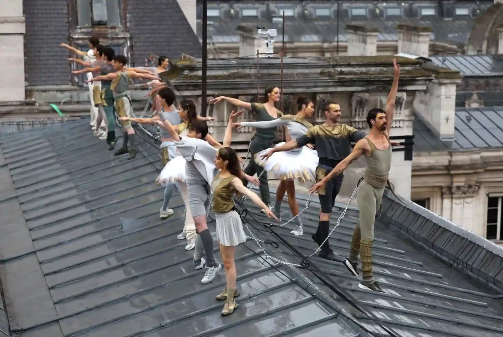 Ballet baila sobre puente de Notre Dame en París.