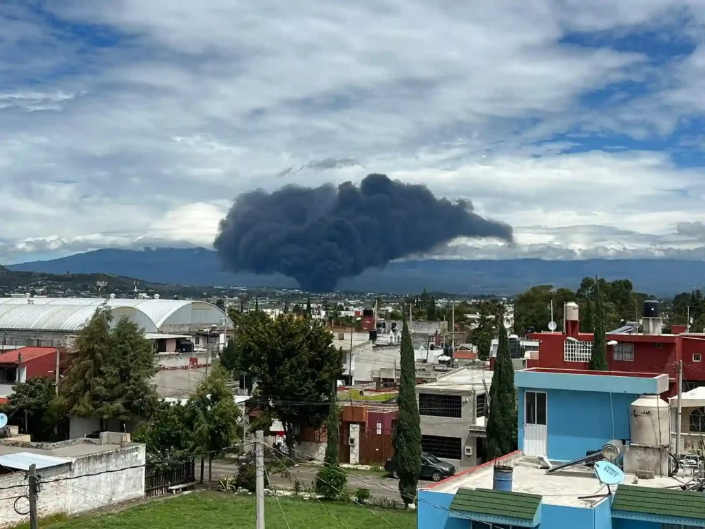 Columna de humo por incendio en Atzompa, Puebla.