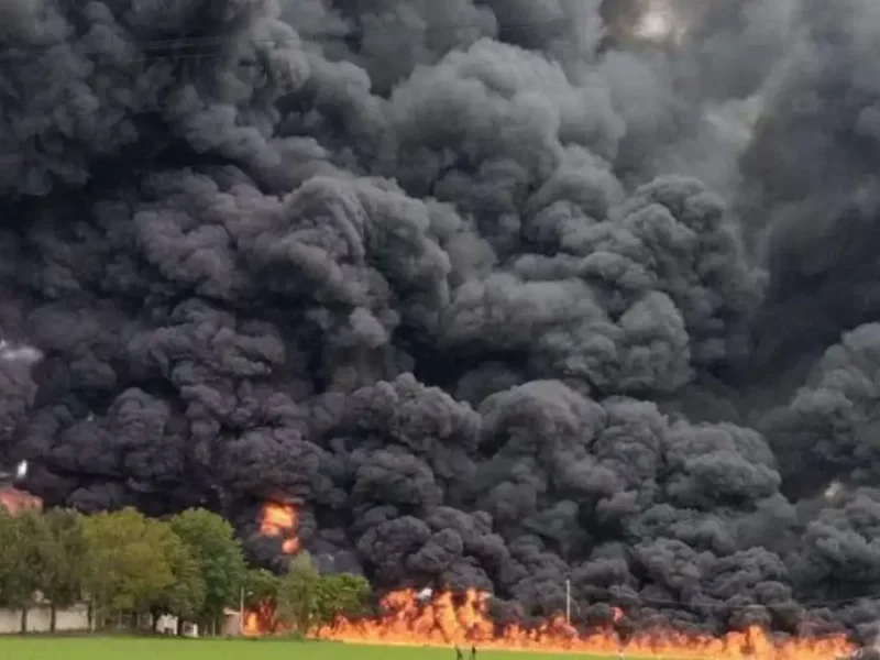 Evacúan Conalep y arrasa con autos quema de maderería en Atzompa (FOTOS)