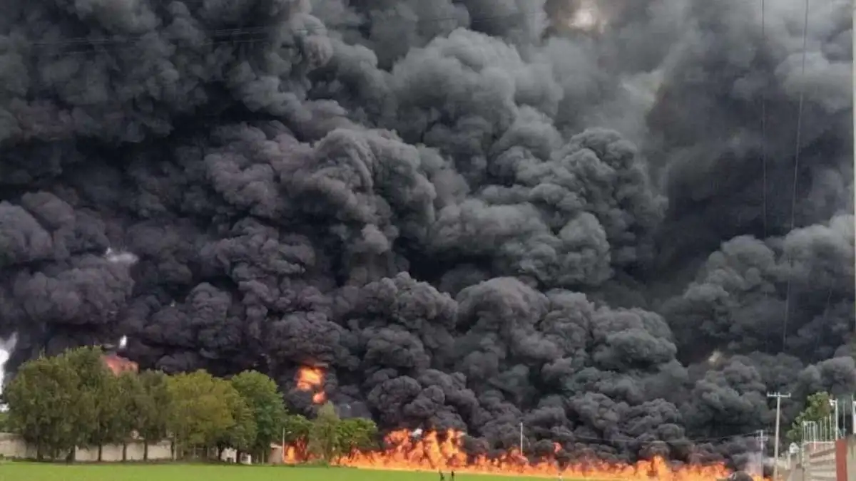 Evacúan Conalep y arrasa con autos quema de maderería en Atzompa (FOTOS)