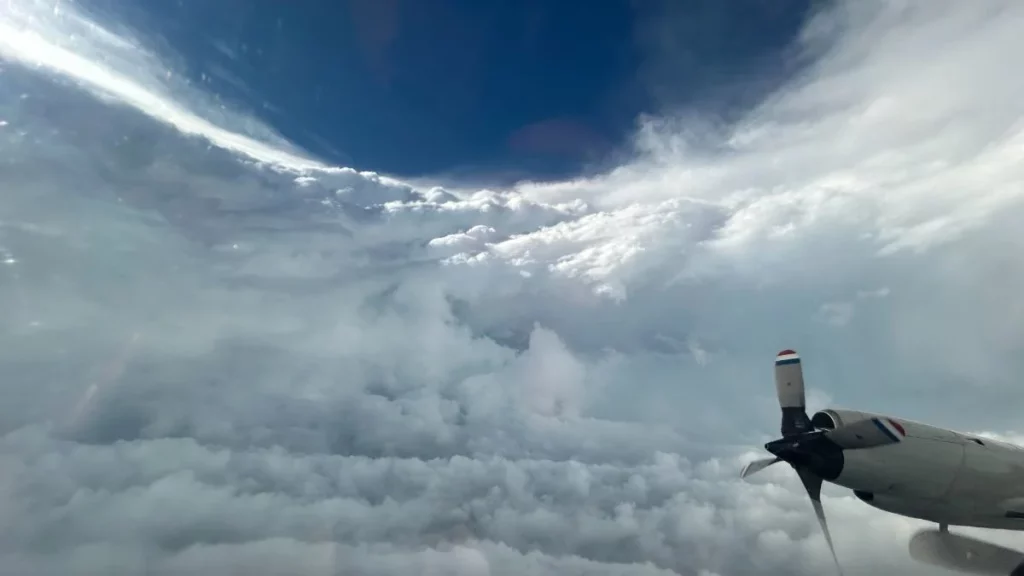 VIDEO: así luce el interior del ojo del huracán Beryl