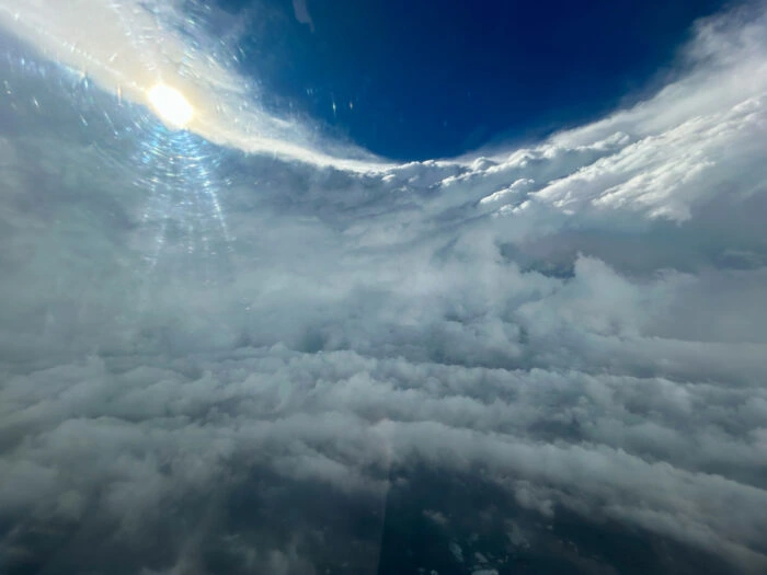 Nubes en ojo de huracán Beryl
