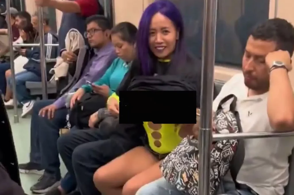 Influencer luna Bella sentada en vagón del Metro mostrando sus senos.