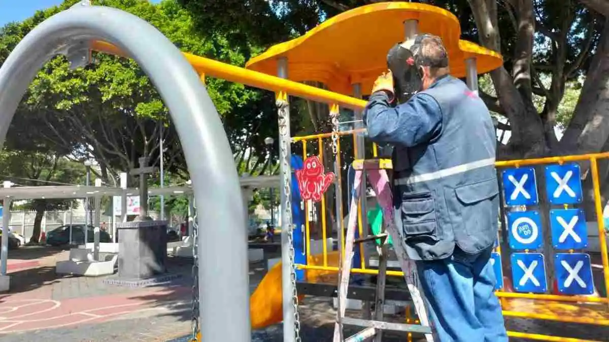Ayuntamiento de Puebla da mantenimiento masivo a parques y jardines