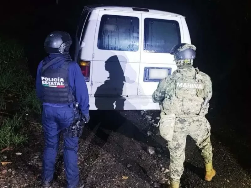 Marinos y elementos de la secretaria de seguridad resguardan camioneta de huachicol en Huauchinango