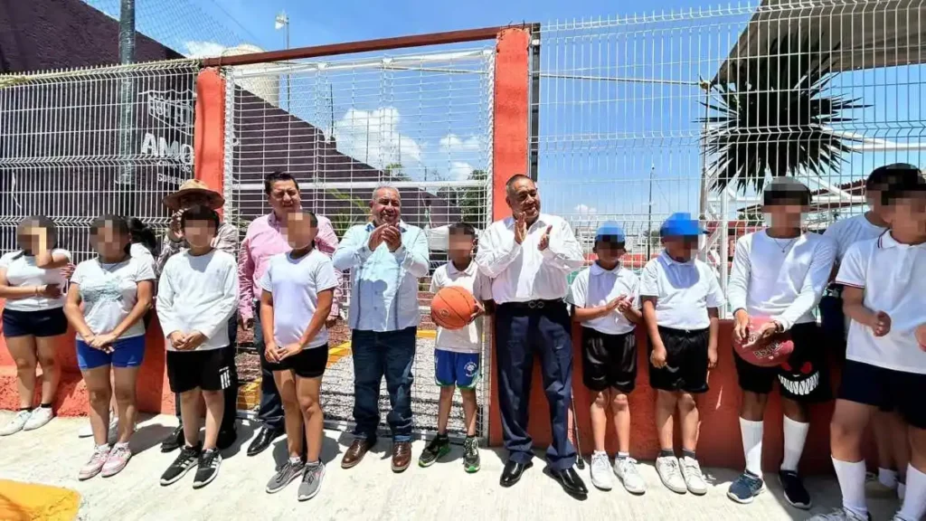 Mario de la Rosa inaugura parque en la colonia "Las Animas"