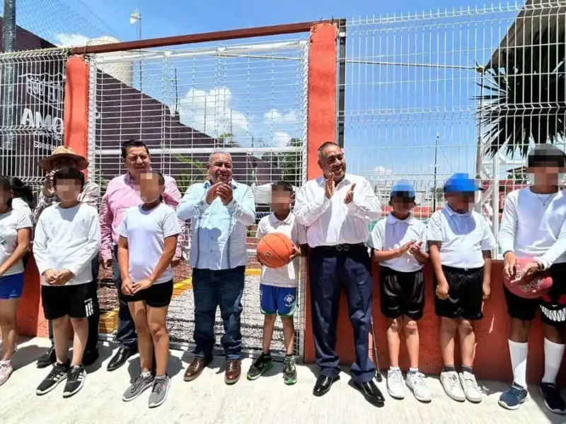 Mario de la Rosa inaugura parque en la colonia "Las Animas"