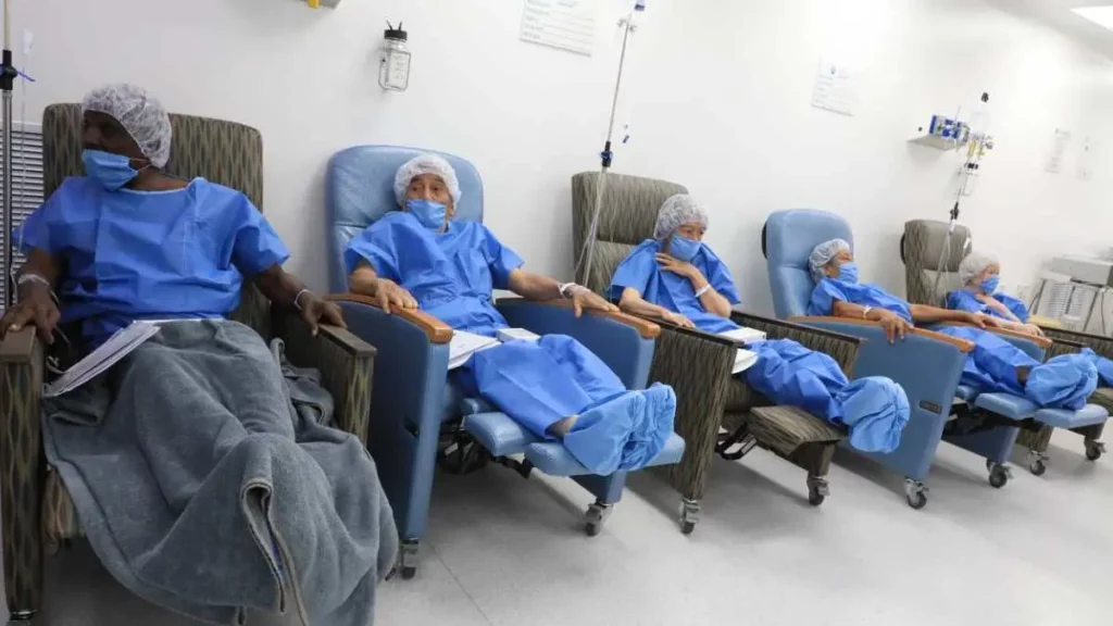 Beneficiarios de cirugías de cataratas con batas quirúrgicas.