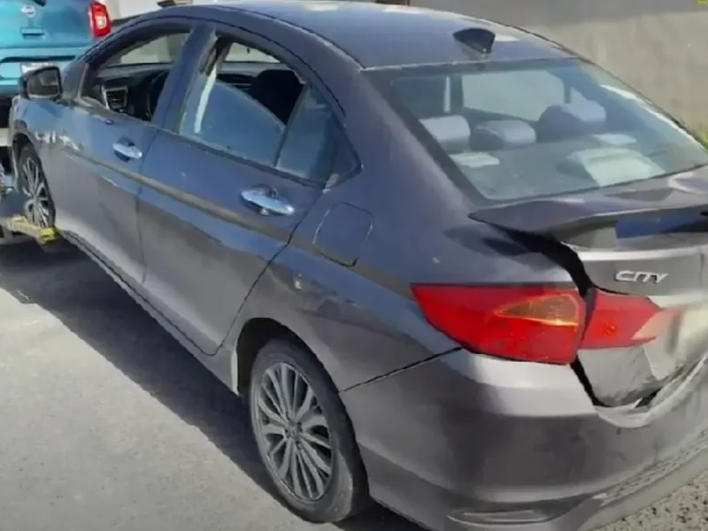 Mujer choca el auto de su novio tras discutir con él (VIDEO)