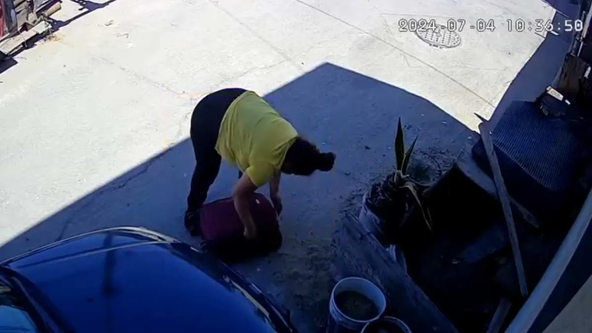 VIDEO: mujer mete a niño en una maleta en Tijuana y alerta a vecinos