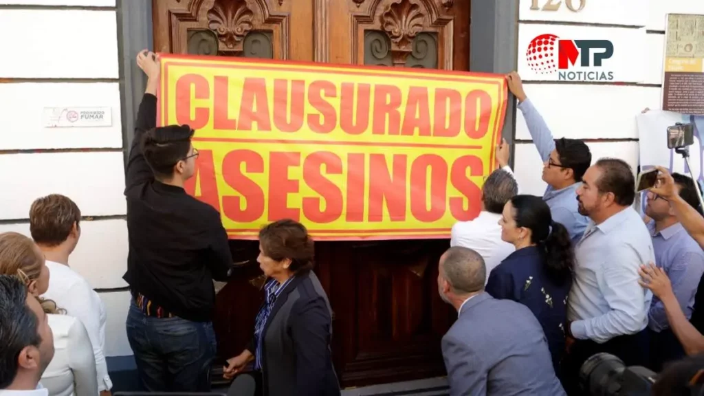 "Clausurado, asesinos": panistas antiaborto colocan manta en puerta del Congreso de Puebla