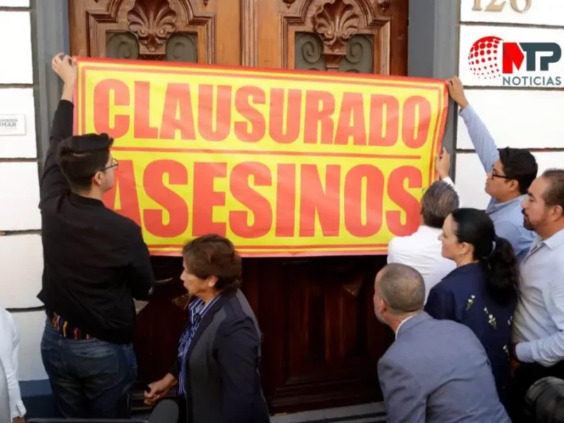 "Clausurado, asesinos": panistas antiaborto colocan manta en puerta del Congreso de Puebla