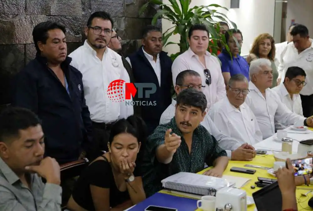 Antorchistas en rueda de prensa por conflicto de rutas de transporte público en Puebla.