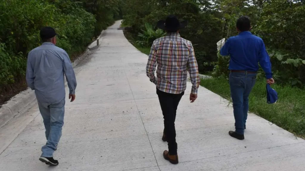 Porfirio Loeza caminando sobre las pavimentaciones de la calle principal en Cuacualaxtla