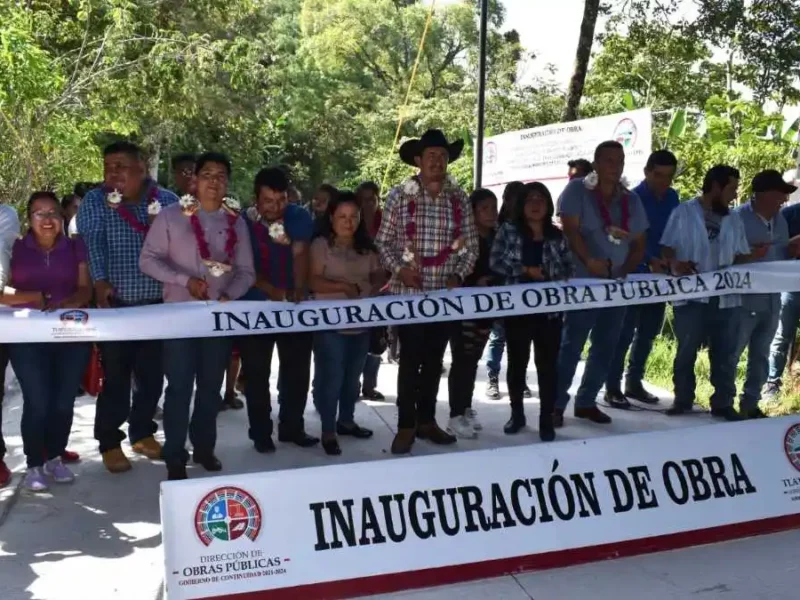 Porfirio Loeza inaugurando pavimentaciones calle principal de Cuacualaxtla
