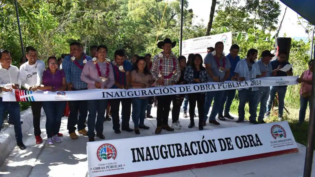 Porfirio Loeza inaugurando pavimentaciones calle principal de Cuacualaxtla