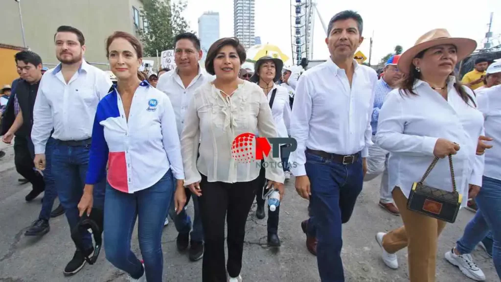 Roxana Luna marcha acompañada de Augusta Díaz, Eduardo Rivera y simpatizantes.