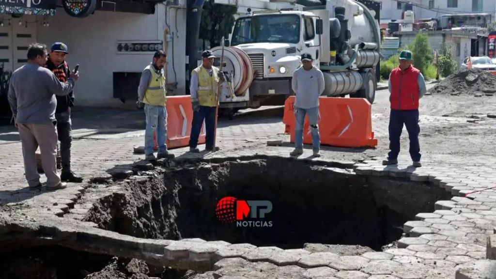 Reparan calle Atzala tras formación de socavón de 15 metros en San Andrés Cholula