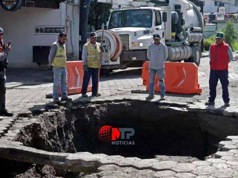 Reparan calle Atzala tras formación de socavón de 15 metros en San Andrés Cholula