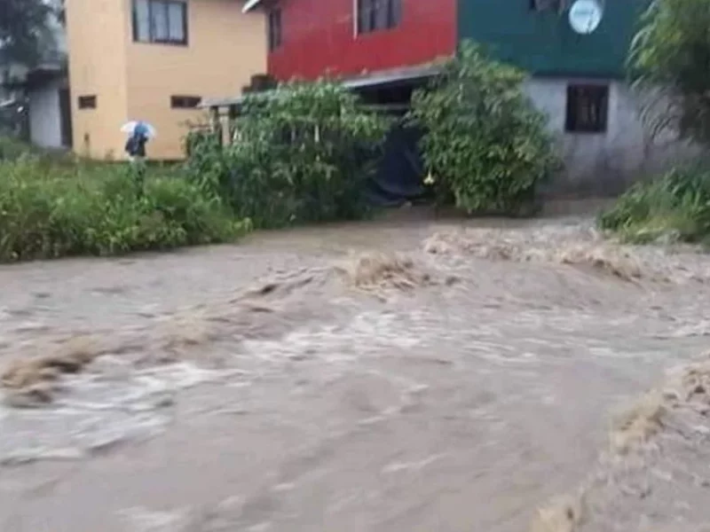 Reubican a 23 personas en refugio temporal en Tlaola, tras lluvias por 'Chris'