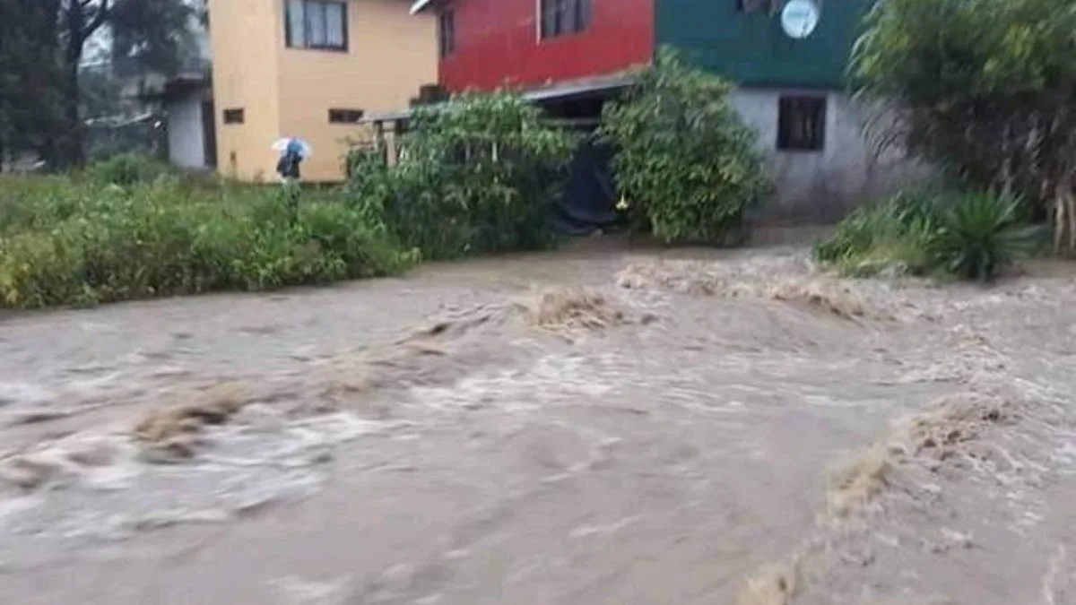 Reubican a 23 personas en refugio temporal en Tlaola, tras lluvias por 'Chris'