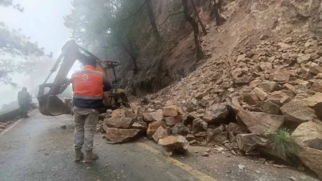 Se desgaja cerro y aplasta una camioneta en la Sierra Norte de Puebla