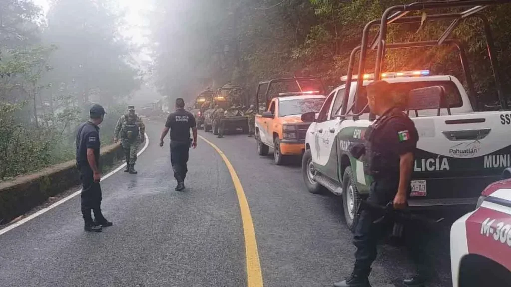 Se desgaja cerro y aplasta una camioneta en la Sierra Norte de Puebla
