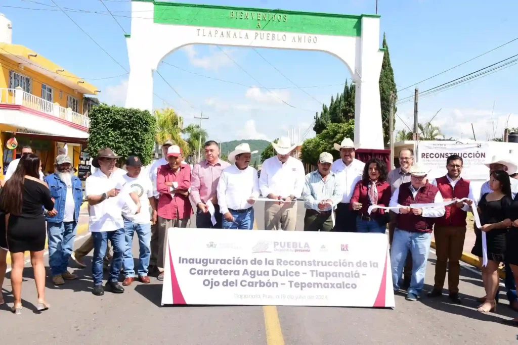 Sergio Salomón Cépedes entrega carretera rehabilitada.