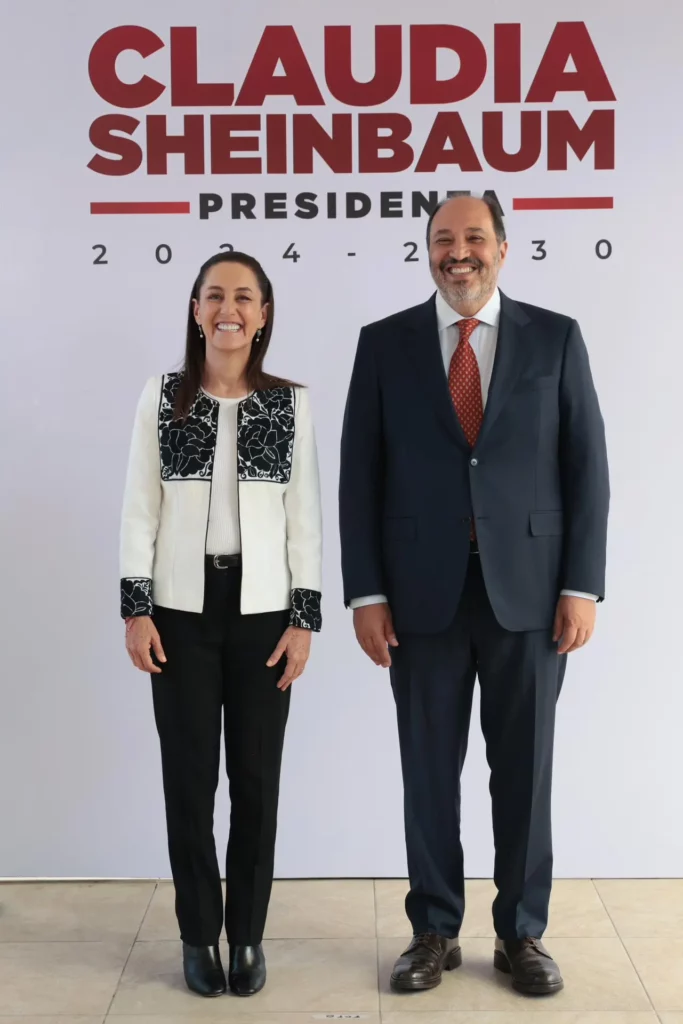 Claudia Sheinbaum y Lázaro Cárdenas Batel tras nombrarlo jefe de la Oficina de la Presidencia.