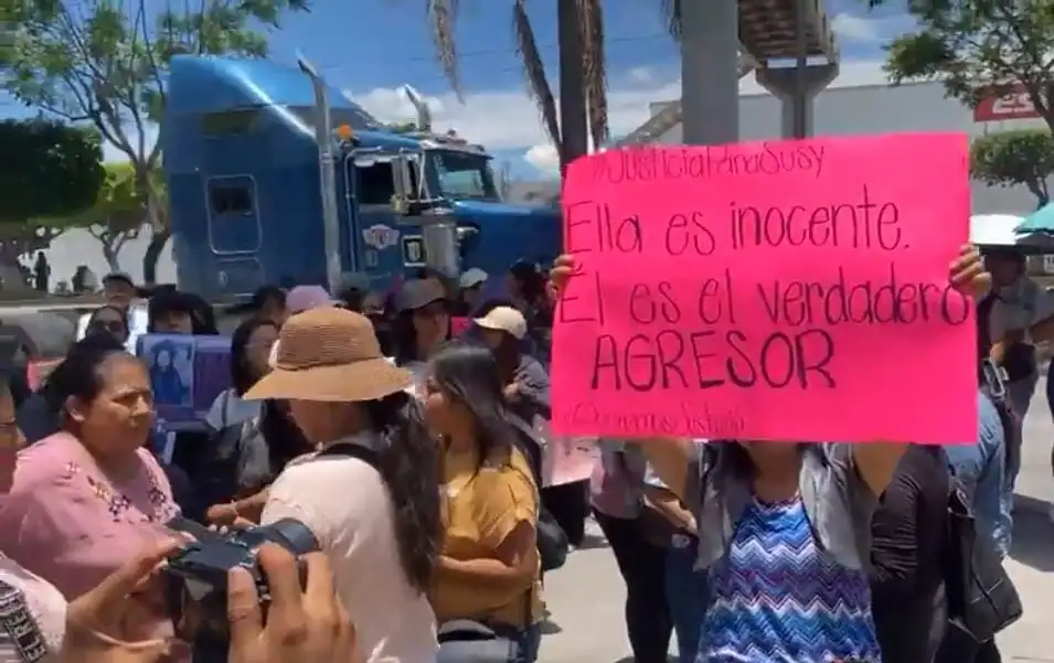 Familiares y amigos de Susana, víctima de intento de feminicidio, protestan frente a Casa de Justicia.