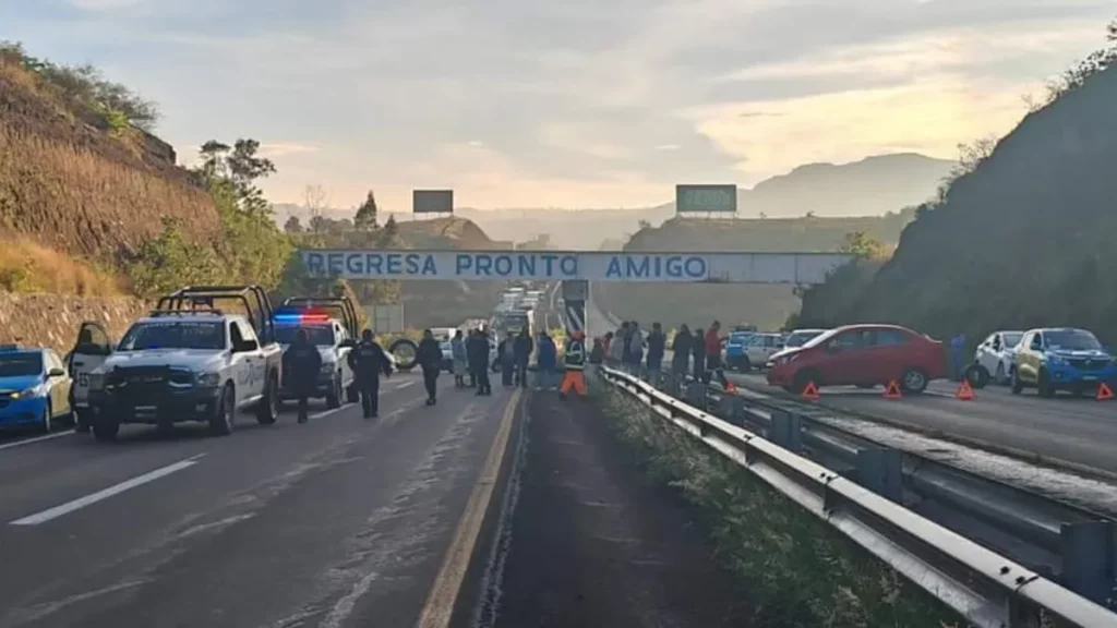 ¡Toma vías alternas! Taxistas bloquean la autopista Siglo XXI y la Atlixcáyotl, ¿por qué?