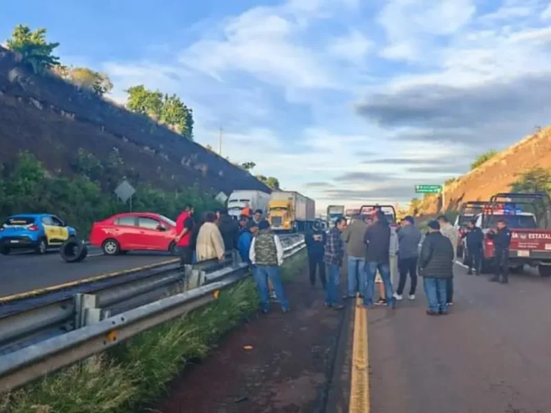 ¡Toma vías alternas! Taxistas bloquean la autopista Siglo XXI y la Atlixcáyotl, ¿por qué?
