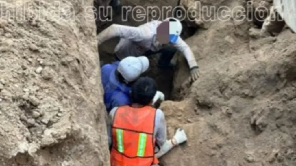 Trabajadores quedan atrapados en excavación en San Miguel Xonacatepec, los rescatan