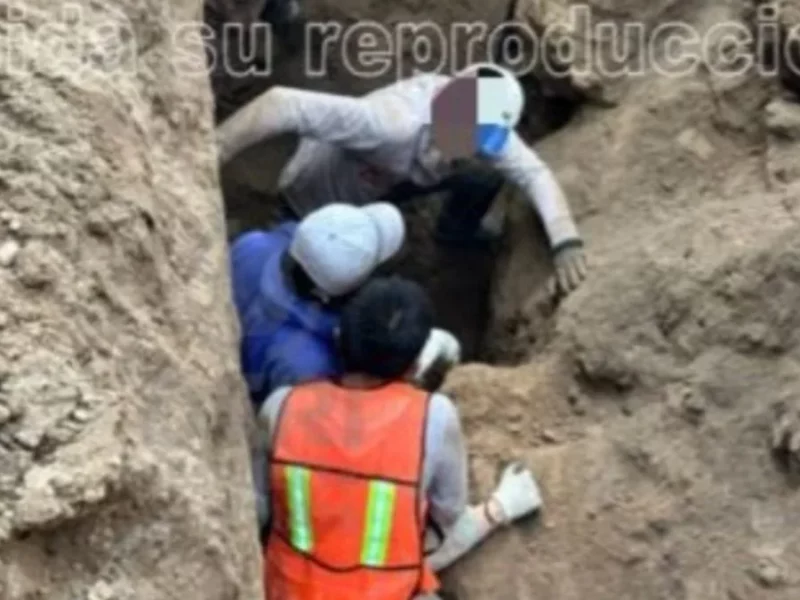 Trabajadores quedan atrapados en excavación en San Miguel Xonacatepec, los rescatan