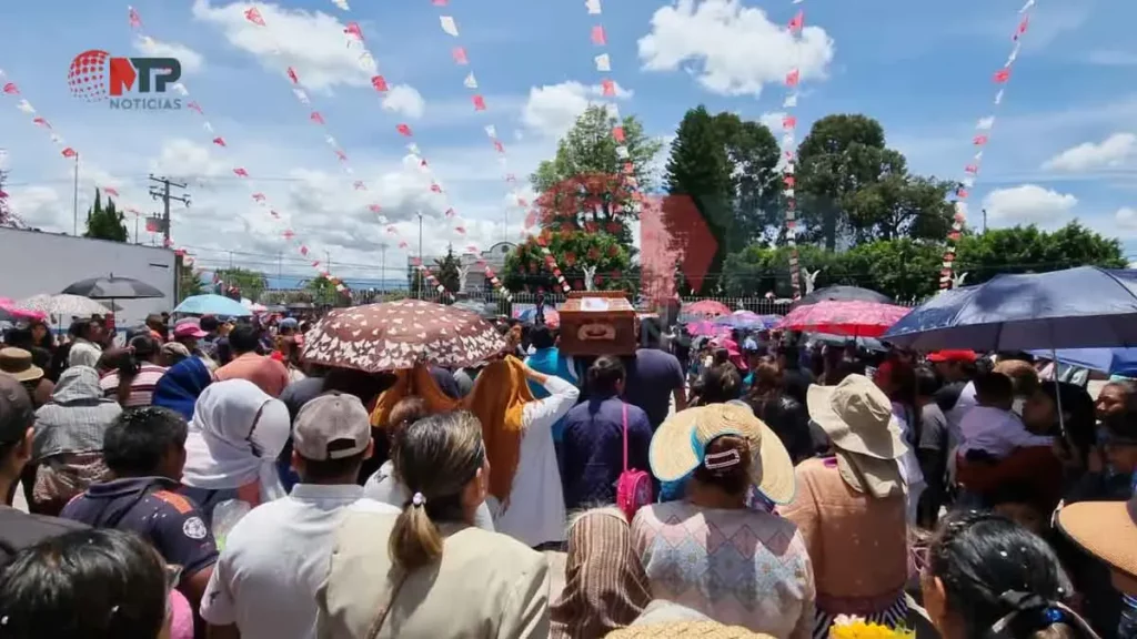 Con baile de las coronas, una misa y una bendición: el último adiós a las seis víctimas de Coronango