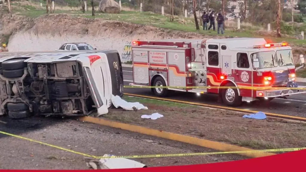 Un muerto y 12 heridos deja volcadura de camión de pasajeros de Cuautempan, Puebla